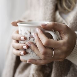 Cinco consejos para mantener tus manos hidratadas en invierno 