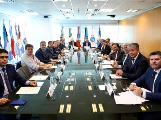 Los tres frentes que reavivan la disputa por la caja entre Luis Caputo y los gobernadores