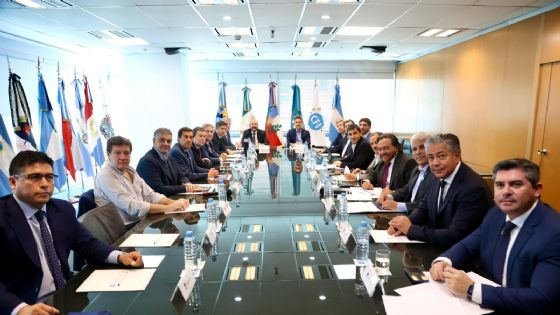 Los tres frentes que reavivan la disputa por la caja entre Luis Caputo y los gobernadores