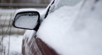 No lo hagas: los errores más comunes al quitar el hielo del parabrisas