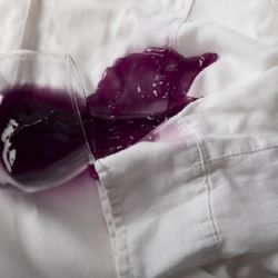 El truco viral para quitar las manchas de vino