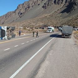 Volcó un camión cargado de manzanas en la ruta 7
