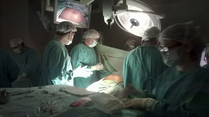 Le dejaron una gasa de 30 cm en el abdomen tras una cesárea y ahora deben indemnizarla