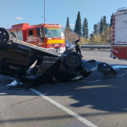 Alcoholemia positiva, vuelco y heridos en el Acceso Este