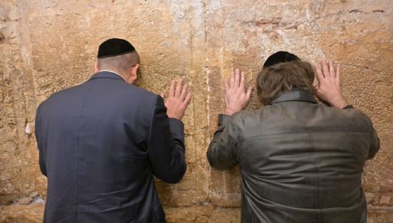 Javier Milei llegó a Israel y visitó el Muro de los Lamentos