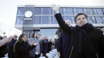 Una encuesta habla de "empate" entre Javier Milei y Axel Kicillof
