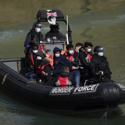 Francia y Reino Unido acuerdan un “proyecto piloto” de intercambio de migrantes