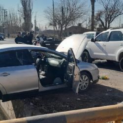 Una camioneta y un auto chocaron en la puerta de un supermercado 