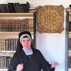 Una monja explica porqué los exorcistas usan medallas de San Benito 