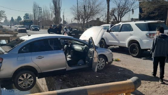 Una camioneta y un auto chocaron en la puerta de un supermercado 