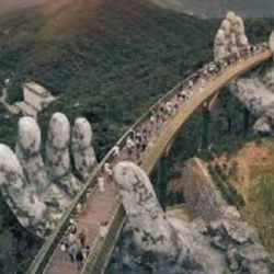 El increíble puente sostenido por "dos manos"