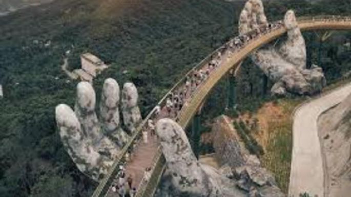 El increíble puente sostenido por "dos manos"