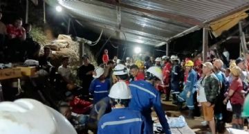 Rescatan a 18 mineros atrapados por un derrame