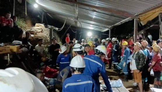 Rescatan a 18 mineros atrapados por un derrame