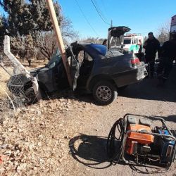 Una mujer murió al chocar su auto contra un poste de luz