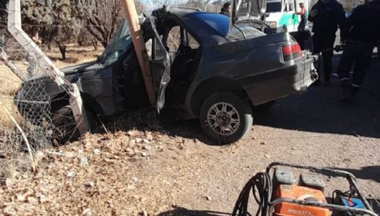 Una mujer murió al chocar su auto contra un poste de luz