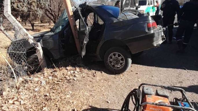 Una mujer murió al chocar su auto contra un poste de luz