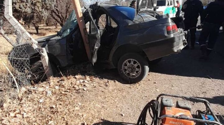 Una mujer murió al chocar su auto contra un poste de luz