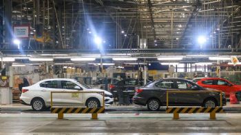 La producción de autos cayó por cuarto mes consecutivo