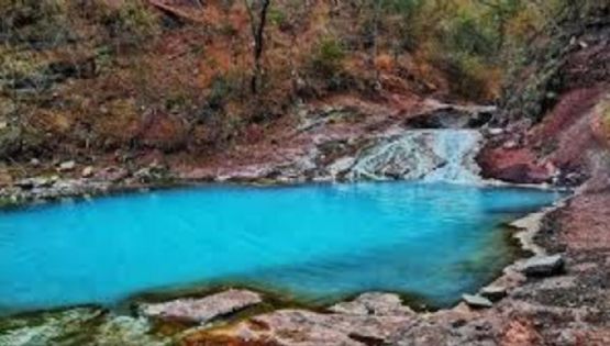 No es Cacheuta, pero tiene aguas termales cristalinas en medio de las montañas