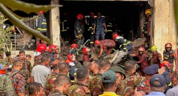 Se estrelló un avión contra una escuela en Bangladés y murieron 20 personas 