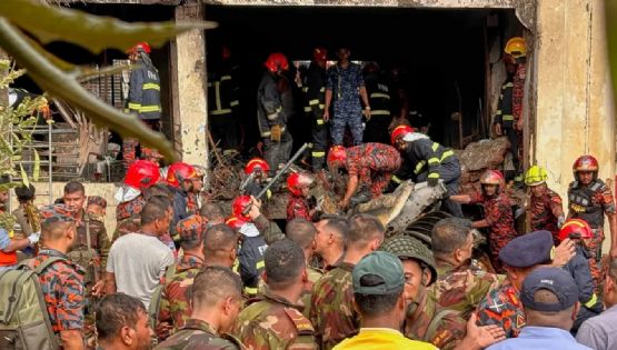 Se estrelló un avión contra una escuela en Bangladés y murieron 20 personas 