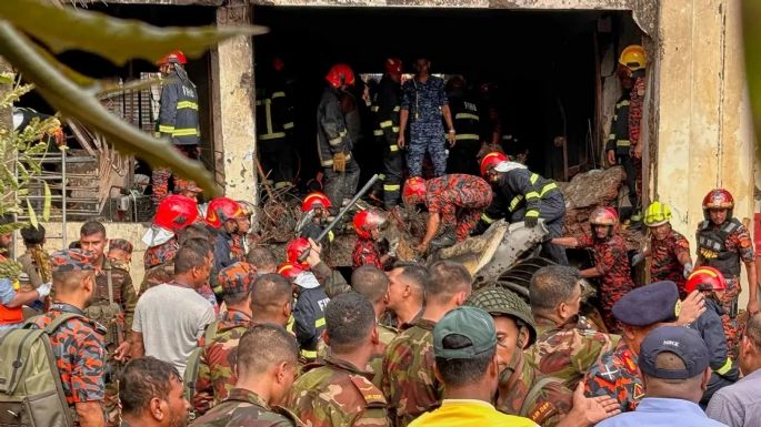 Se estrelló un avión contra una escuela en Bangladés y murieron 20 personas 