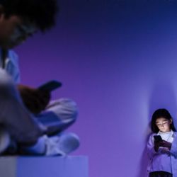 Usan la IA para crear desnudos falso y extorsionar a menores