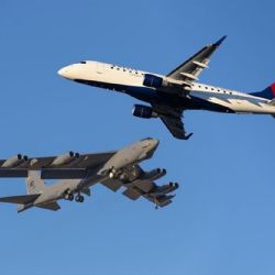 Un avión de pasajeros casi choca en el aire con una aeronave militar