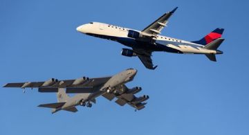 Un avión de pasajeros casi choca en el aire con una aeronave militar