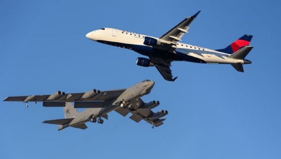 Un avión de pasajeros casi choca en el aire con una aeronave militar