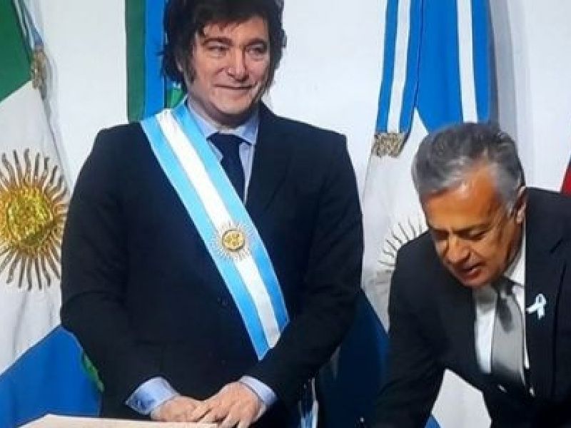 Milei negocia con gobernadores aliados adelantar elecciones, Cornejo aceptó