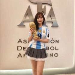 La joven china que recorre las canchas de Argentina para encontrar al joven que la defendió