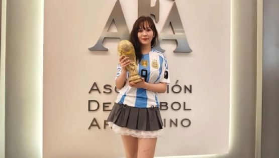 La joven china que recorre las canchas de Argentina para encontrar al joven que la defendió