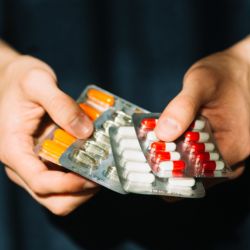 El riesgo de automedicarse y usar mal los antibióticos