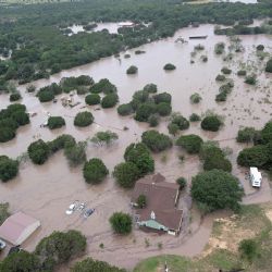 Llegan a 120 las víctimas por las inundaciones en Texas