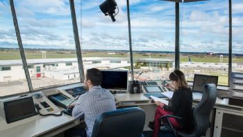 Controladores Aéreos anuncian una serie de paros para noviembre