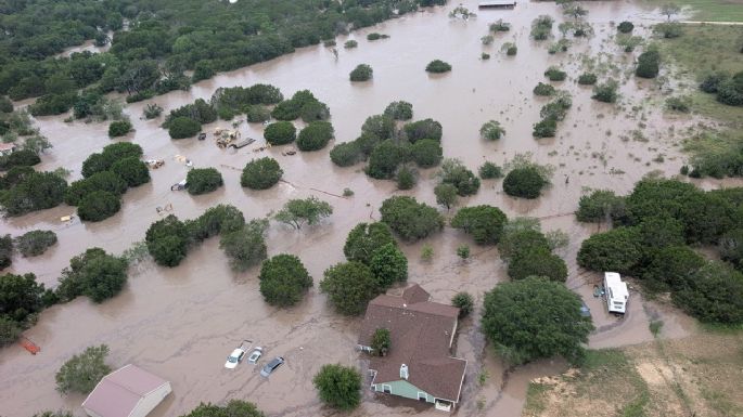 Llegan a 120 las víctimas por las inundaciones en Texas