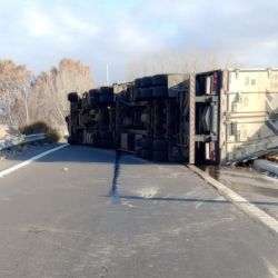 Accidente en ruta 7: camión volcó cerca del empalme con ruta 40