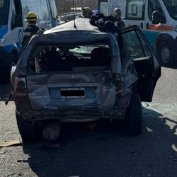 Un camión intentó sobrepasar a un colectivo y chocó con un auto 