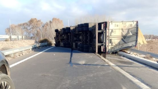 Accidente en ruta 7: camión volcó cerca del empalme con ruta 40