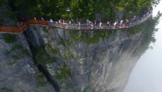 El terrorífico puente de cristal que se rompe mientras caminás