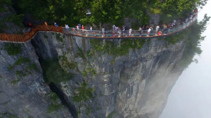 El terrorífico puente de cristal que se rompe mientras caminás