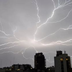 Creían que había caído un rayo en la Ciudad, pero eran vecinos haciendo un asado 