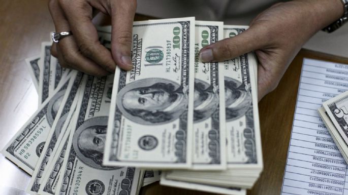 El dólar cerró en $1.375 y tuvo una suba semanal en torno al 6%
