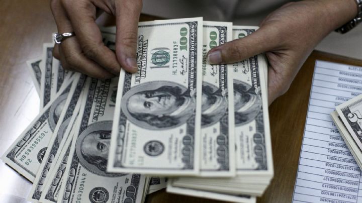 El dólar cerró en $1.375 y tuvo una suba semanal en torno al 6%