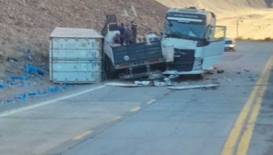 Chocaron dos camiones en Alta Montaña