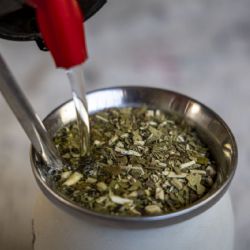 Caída de consumo: una marca de yerba suspendió los pagos a los proveedores