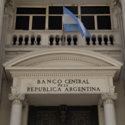 El Gobierno volvió a subir los encajes, con la mira puesta en la licitación de mañana