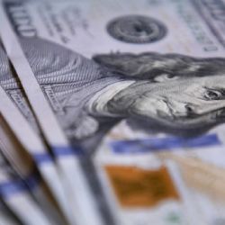 El dólar oficial cerró a la baja y llegó a los $1.290 
